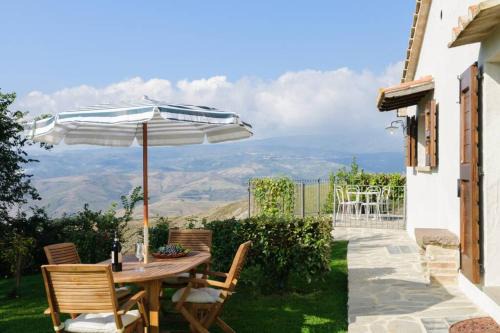 Radicofani Apartment | Cottage Assolata overlooking the Orcia valley in Tuscany