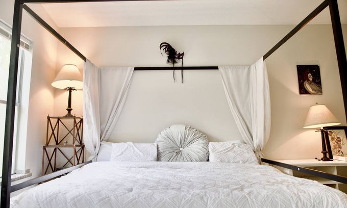 OST - South Union Cottage | Cottage Core in the heart of the city, Med Center, NRG, Hobby, Herman Park, Zoo!