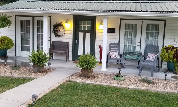Abingdon Cottage | Cottage Directly on the Virginia Creeper Trail- Alvarado Station Abingdon