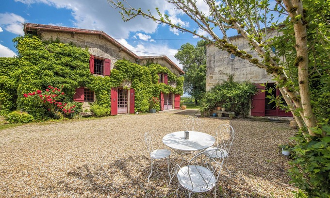 Arveyres House | Cottage 'Échappée Bel' with Shared Terrace, Shared Garden and Wi-Fi