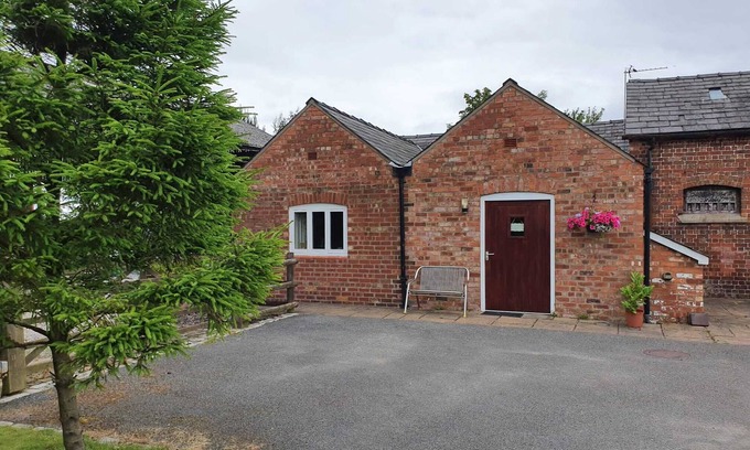 Ormskirk Cottage | Cottage-Ensuite with Shower-The Stable