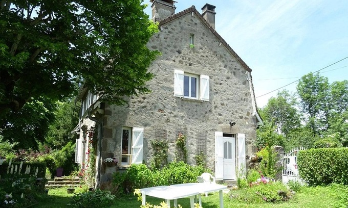 Saint-Cirgues-de-Malbert House | Cottage in Auvergne near Puy Mary
