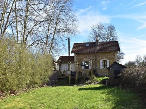 Montaron House | Cottage in France with Garden near Lake