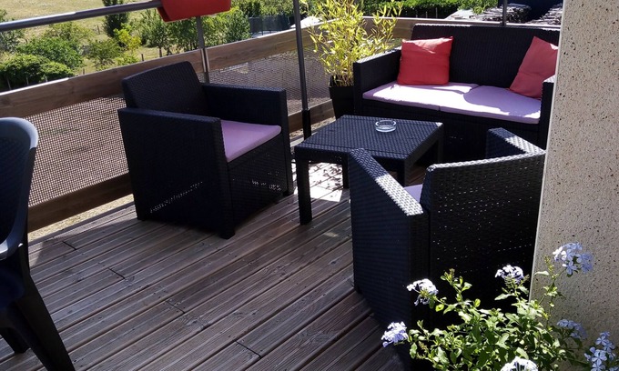 Sarge-sur-Braye Apartment | cottage in height with balcony. 1 bedroom