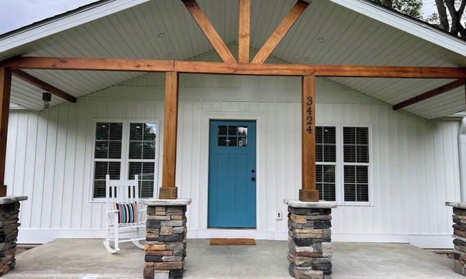 White Pine House | Cottage in the Pines! Charming 2-bedroom bungalow in White Pine