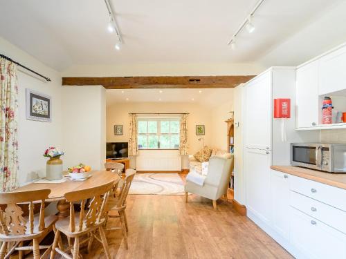 Garton House | Cottage In The Pond W43212