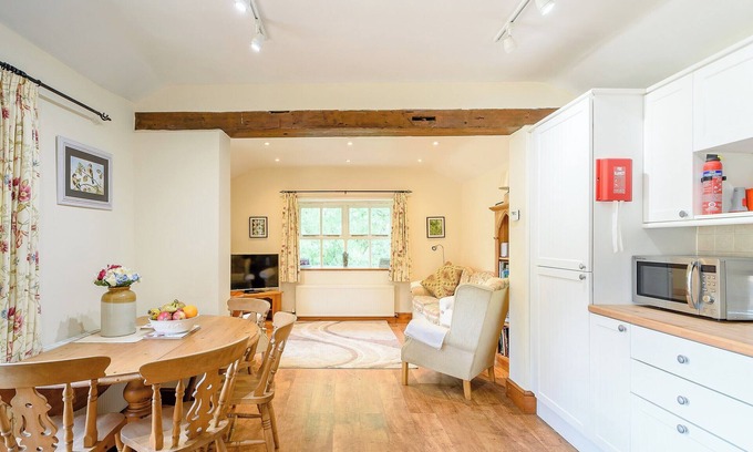 Garton Cottage | COTTAGE IN THE POND W43212