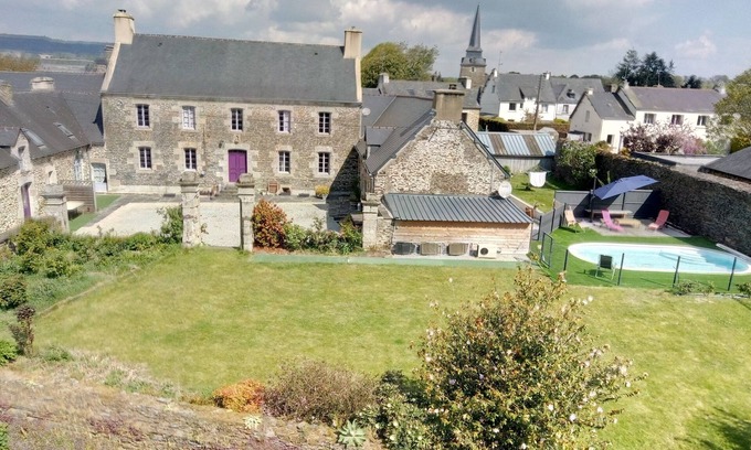 Saint-Thelo House | Cottage in the west wing of a manor at St-Thelo