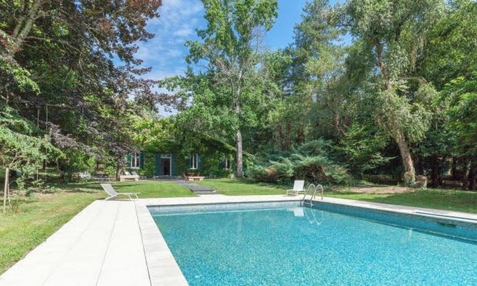 Guitres House | Cottage 'L'Ecrin Vert Domaine La Tuilerie' with Shared Pool and Air Conditioning