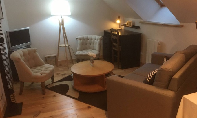 Morsain House | Cottage "Le Gite D Ouilly" with Shared Terrace & Wi-Fi