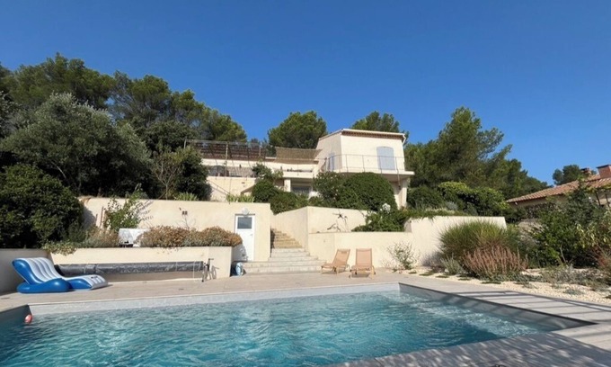 Vedene Apartment | Cottage Les Deux Pins for 4 in Provence, Avignon Festival, nature, wine route