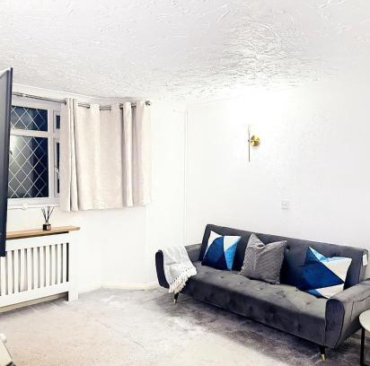 London Borough of Bromley House | Cottage Mew for Contractors and Family Stays Near Bromley - Free Parking & WIFI