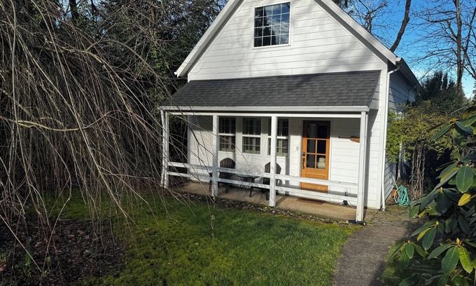 Marylhurst House | Cottage next to historical home in Lake Oswego