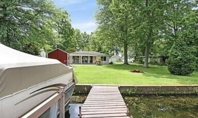 Newaygo Cottage | Cottage on Croton with a hot tub!