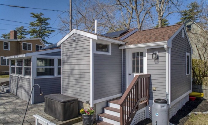 Amesbury Cottage | Cottage on Lake Attitash with AC, WiFi, parking - 2 guests max
