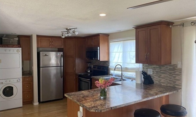 South Pandosy Cottage | Cottage Pandosy Area - Close to Gyro Beach