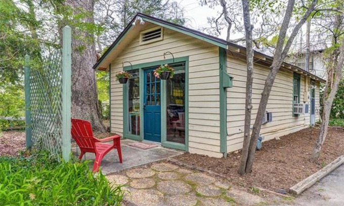 Kenilworth Cottage | Cottage Studio - private patio/yard! LOCATION!