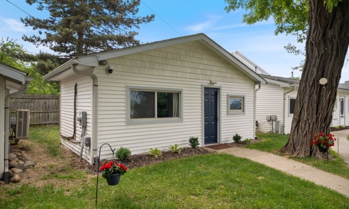 Whitmore Lake Cottage | Cottage w/Lake Access Unit 2