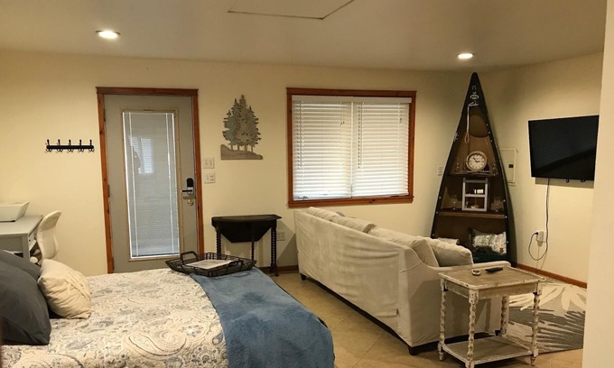 Shirley Cottage | Cottage walking distance to Greers Ferry Lake, boat launch and swimming area