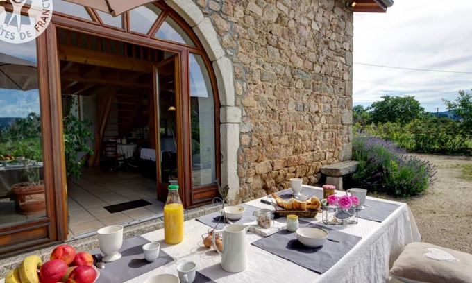 Les Salles Cottage | Cottage with fireplace, garden, and Wi-Fi in Les Salles