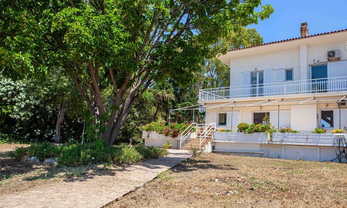 Melissopetra House | Cottage with garden and sea view