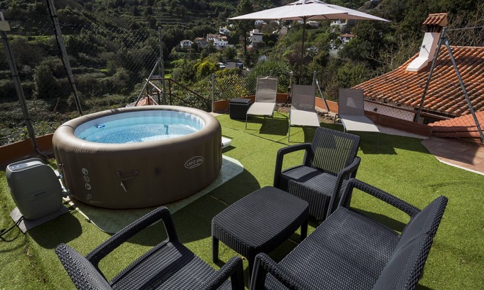 La Solana Villa | Cottage with jacuzzi, mountain views and WiFi (suitable for teleworking)