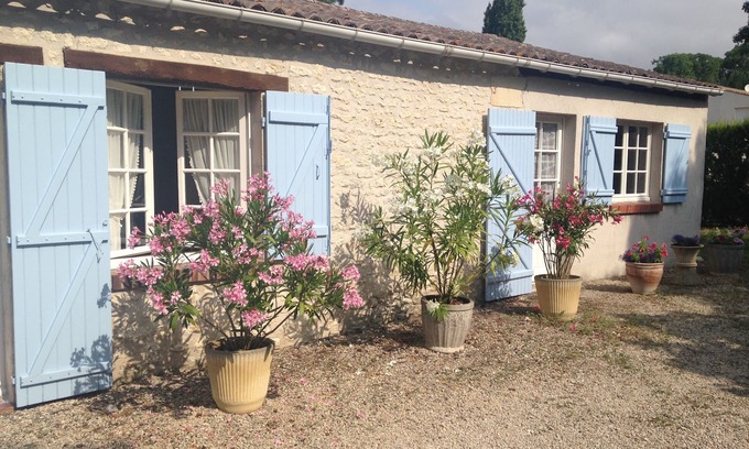Barzan Cottage | Cottage With Private Pool in Rural Vineyard Setting Close to Atlantic Beaches