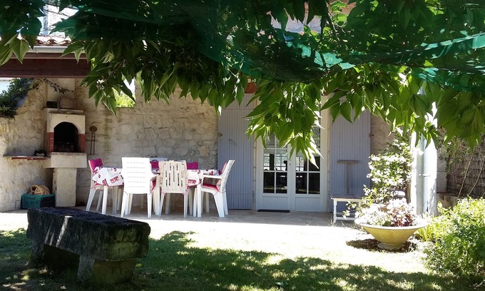 Saintes Agglomeration Cottage | Cottage with swimming pool (10x5).