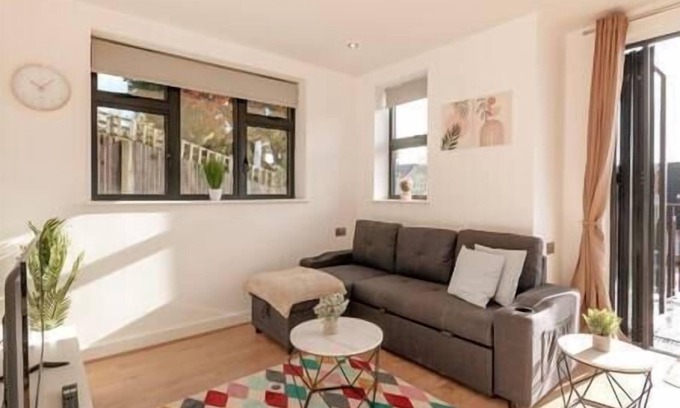 Coulsdon West Apartment | Coulsdon - Entire 2BR Flat with Terrace - Walk to Station