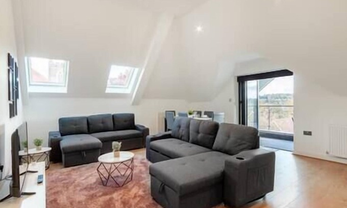 Coulsdon West Apartment | Coulsdon -Entire 3BR Flat, Covered Balcony - Walk to Station