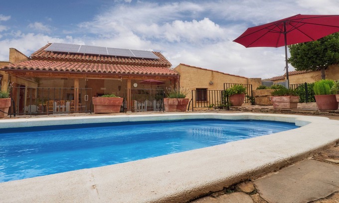 Villaveza del Agua House | Country House 'Casa Vega Del Esla' with Private Pool, Wi-Fi and Air Conditioning