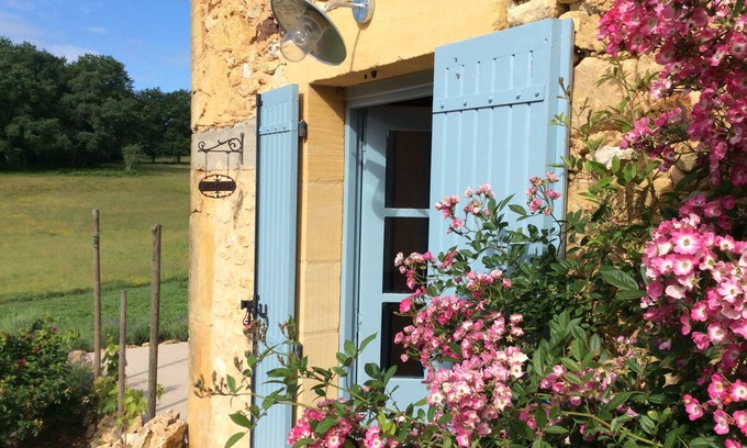 Sainte Croix de Beaumont Apartment | Country apartment in the heart of the Dordogne - small, beautiful, sunny