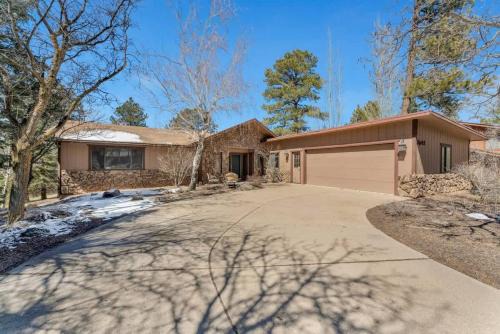 Flagstaff House | Country Club Cabin with Hot Tub