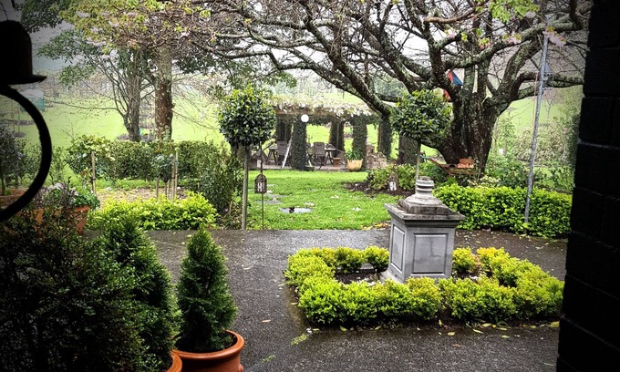 Tauranga House | Country cottage and small wedding venue set in divine garden setting.