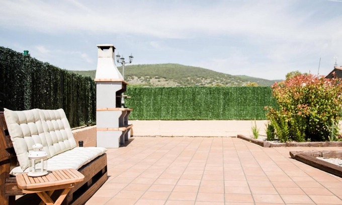 Santervas de la Sierra House | Country House 'Pico De Los Haces' with Mountain View, Private Terrace and Wi-Fi