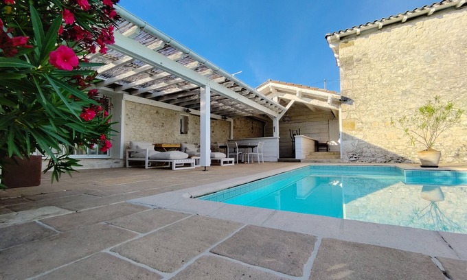 La Sauvetat-sur-Lede House | Country house with swimming pool, summer kitchen.