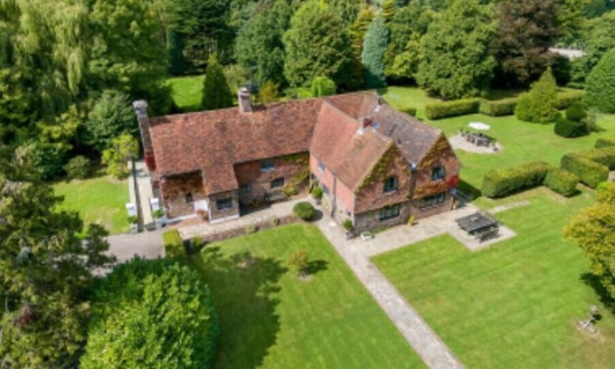Upper Dicker House | Country Home +Tennis Courts + Hot Tub + EV Charger