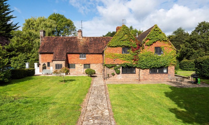 Upper Dicker House | Country Home +Tennis Court+ Hot Tub + EV Charger