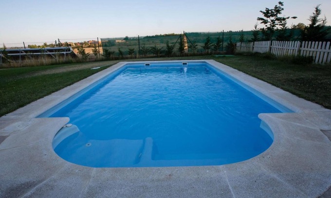 Santovenia de la Valdoncina House | Country House 'El Barreal' with Private Pool, Private Garden and Wi-Fi