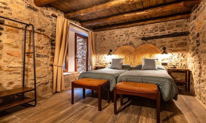 Vilafranca House | Country House 'Parreta Estancia El Refugio' with Mountain View, Private Terrace and Private Garden