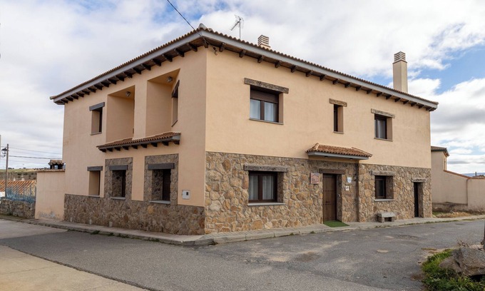 Mediana de Voltoya House | Country House 'Camino De Avila' with Mountain View, Private Pool and Wi-Fi