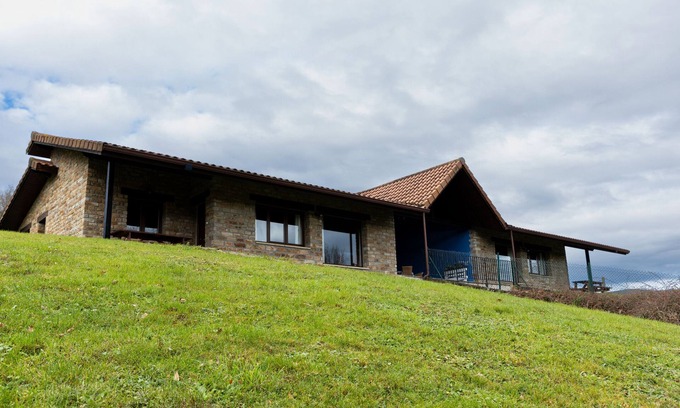 Valle de Carranza House | Country House 'Amama' with Mountain View, Private Pool and Private Garden