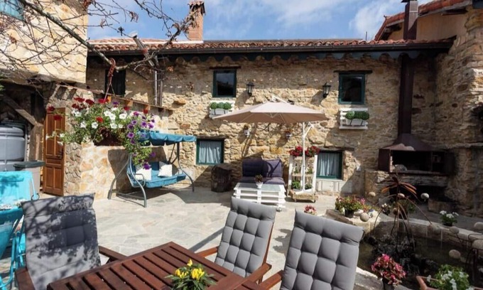 Revelillas House | Country House 'Casa Del Valle Perdido 2' with Mountain View, Shared Terrace and Wi-Fi