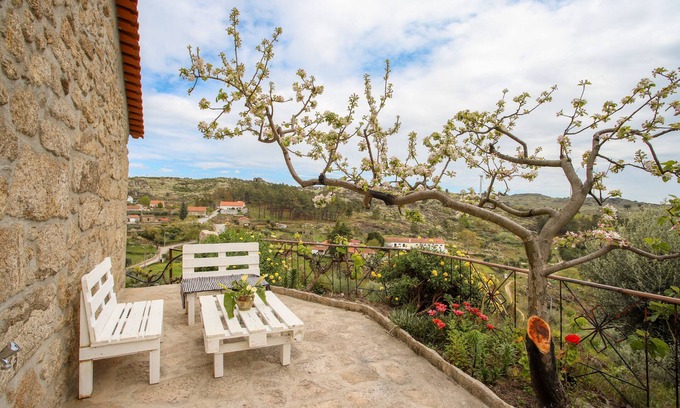Sortelha House | Country House 'Casa Do Avô - Alojamento Sortelha' with Private Garden, Wi-Fi and Air Conditioning