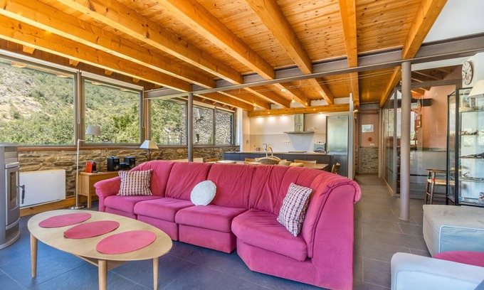 Tavascan House | Country House 'Casa Guillem 2' with Lake View, Wi-Fi and Air Conditioning