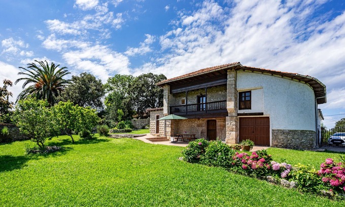 Villanueva de Pria House | Country House 'Casa María Mérica' with Private Garden and Wi-Fi