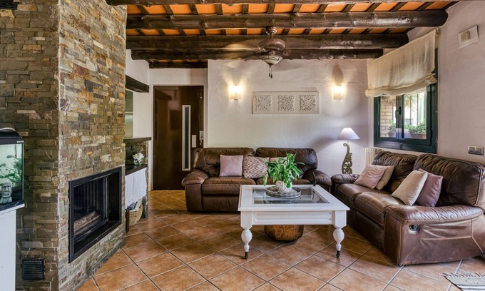 Borrassa Villa | Country House 'El Paller' with Balcony and Wi-Fi
