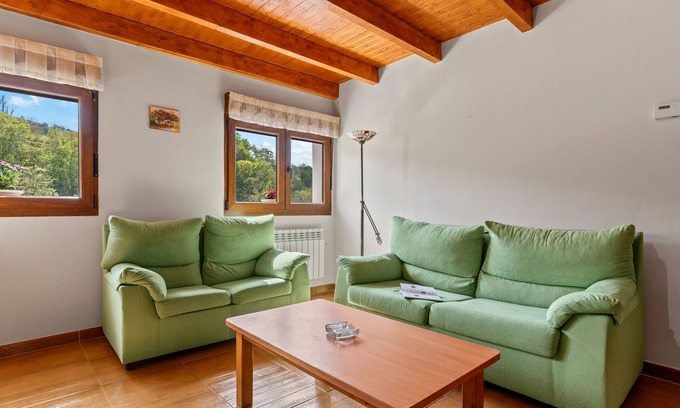 Soto de las Duenas House | Country House 'El Trasgu' with Mountain View, Wi-Fi, and Air Conditioning