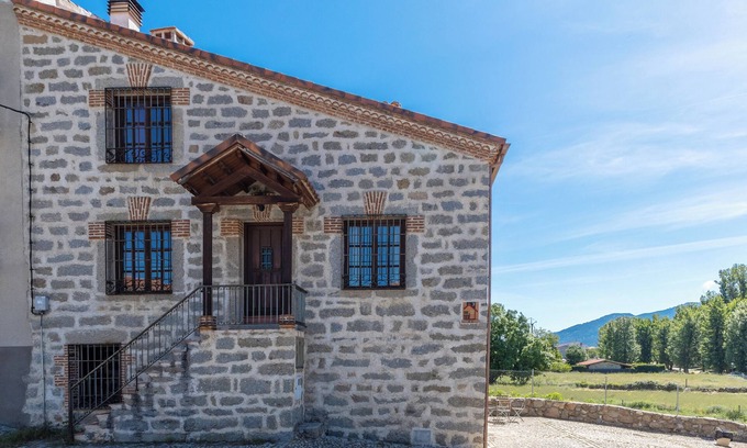 Navaluenga House | Country House 'La Bodega De Gredos' with Mountain Views