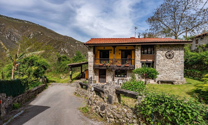 Cueli House | Country House 'La Nozal' with Mountain View, Private Pool and Wi-Fi